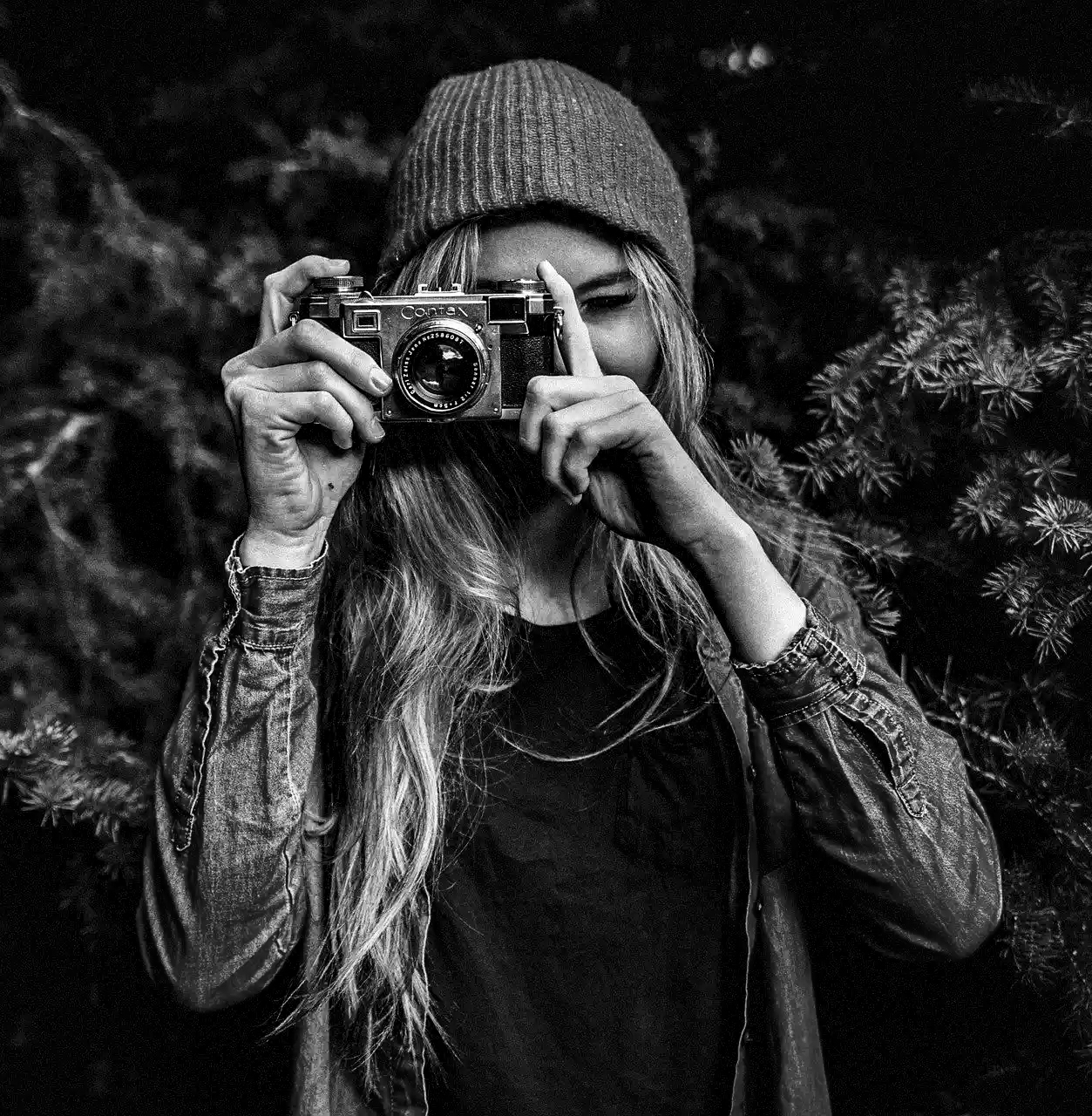 Imagen de una chica sacando una foto.